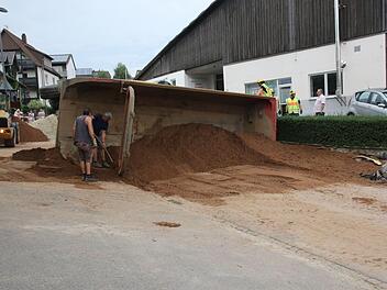 Nachdem der Lastwagen umgekippt war, verteilte sich der gesamte Sand auf der Mährenhäuser Straße. Fotos: Michael Stelzner