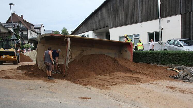 Nachdem der Lastwagen umgekippt war, verteilte sich der gesamte Sand auf der Mährenhäuser Straße. Fotos: Michael Stelzner