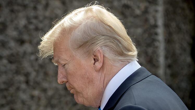 Quebec, Kanada: Donald Trump, Pr&auml;sident der USA, verl&auml;sst das Gipfelgel&auml;nde nach einer Pressekonferenz. Das zweit&auml;gige Treffen der G7-Staaten endet mit Arbeitssitzungen mit den sogenannten Outreach L&auml;ndern. Sp&auml;ter verfasste Trump, offenbar stocksauer, in der Air Force One einen vernichtenden Tweet. Foto: Michael Kappeler/dpa