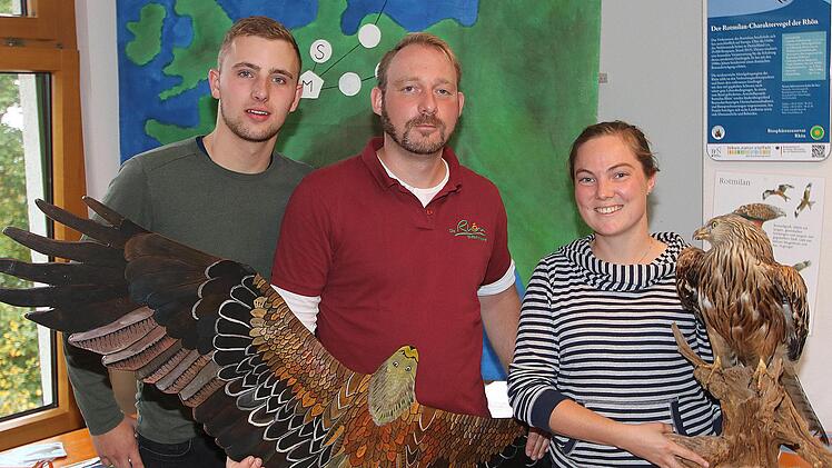 Über das Rotmilan-Projekt informierten Jannis Müller, Alexander Fromm und Veronika Urban (von links nach rechts). Foto: Dieter Britz