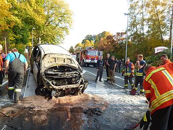 Das  Auto brannte komplett aus. Foto: Thomas Weichert