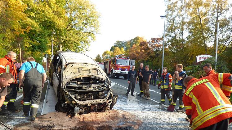 Das  Auto brannte komplett aus. Foto: Thomas Weichert