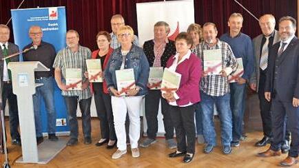 Sie wurden für 40 Jahre Loyalität zur Gewerkschaft IGBCE geehrt. Mit im Bild: Holger Kempf, Klaus Neubauer (von rechts) und Wolfgang Schmitt sowie Werner Fehn (von links).