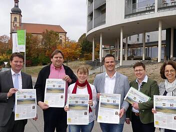 Erstmals haben die rhöniversum Einrichtungen Schullandheim und Jugendhaus Thüringer Hütte, das Schullandheim Bauersberg und die Umweltbildungsstätte Oberelsbach gemeinsam ein Magazin für Bildungsinteressierte, Lehrkräfte und Bildungsbeauftragte erstellt. Stolz über das Ergebnis sind nicht nur die Leiter der Schullandheime sondern auch die Politik. Von links: Landtagsabgeordneter Sandro Kirchner, Peter Gehring (Thüringer Hütte),  Andrea Schmitt (Bauersberg), Bernd Fischer (Umweltbildungsstätte...