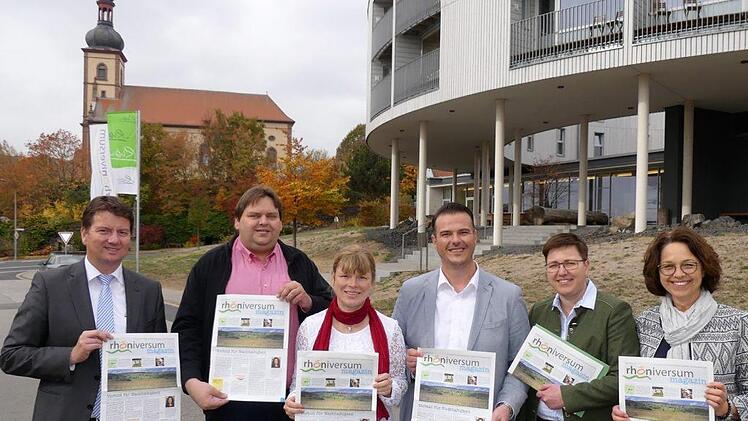 Erstmals haben die rhöniversum Einrichtungen Schullandheim und Jugendhaus Thüringer Hütte, das Schullandheim Bauersberg und die Umweltbildungsstätte Oberelsbach gemeinsam ein Magazin für Bildungsinteressierte, Lehrkräfte und Bildungsbeauftragte erstellt. Stolz über das Ergebnis sind nicht nur die Leiter der Schullandheime sondern auch die Politik. Von links: Landtagsabgeordneter Sandro Kirchner, Peter Gehring (Thüringer Hütte),  Andrea Schmitt (Bauersberg), Bernd Fischer (Umweltbildungsstätte...