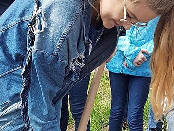 Kristina Schr&ouml;ter, Mitarbeiterin der Unteren Naturschutzbeh&ouml;rde des Landratsamts Kulmbach, zeigt den Kindergartenkindern, wie die Blumensamen zur Aussaat vorbereitet werden. Foto: privat