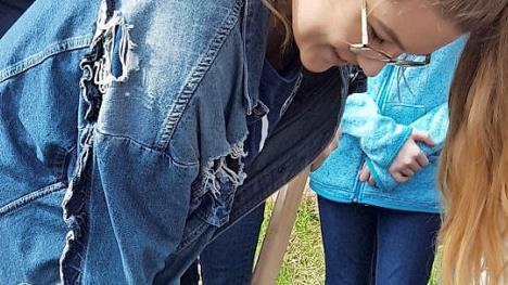 Kristina Schr&ouml;ter, Mitarbeiterin der Unteren Naturschutzbeh&ouml;rde des Landratsamts Kulmbach, zeigt den Kindergartenkindern, wie die Blumensamen zur Aussaat vorbereitet werden. Foto: privat