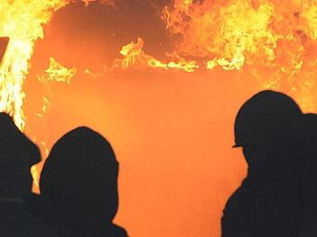 Bis zu 1000 Grad Celsius wird es in den Containern heiß. Die Feuerwehrleute lernen, wie man sich gegen die Hitze schützt, welche Gefahren lauern und dass auch ein Feuerwehrler verletzlich ist.