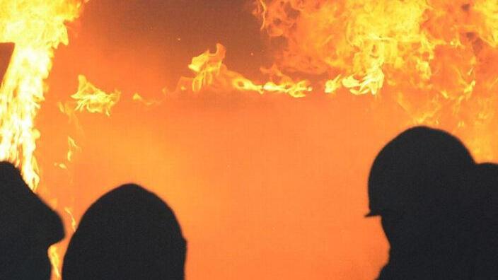 Bis zu 1000 Grad Celsius wird es in den Containern heiß. Die Feuerwehrleute lernen, wie man sich gegen die Hitze schützt, welche Gefahren lauern und dass auch ein Feuerwehrler verletzlich ist.
