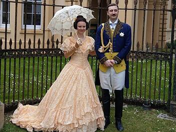 Lou Leimeister und Jerry Paramo als Victoria und Albert vor Osborne House auf der Isle of Wight.Foto: Simone Bastian