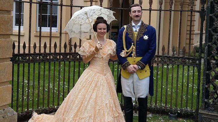 Lou Leimeister und Jerry Paramo als Victoria und Albert vor Osborne House auf der Isle of Wight.Foto: Simone Bastian