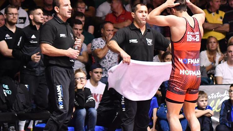 Erfrischung von Trainer Venelin Venkov f&uuml;r Ahmet Duman (rechts). Der T&uuml;rke im ACL-Dress holte vier Mannschaftspunkte.  Foto: Gunther Czepera