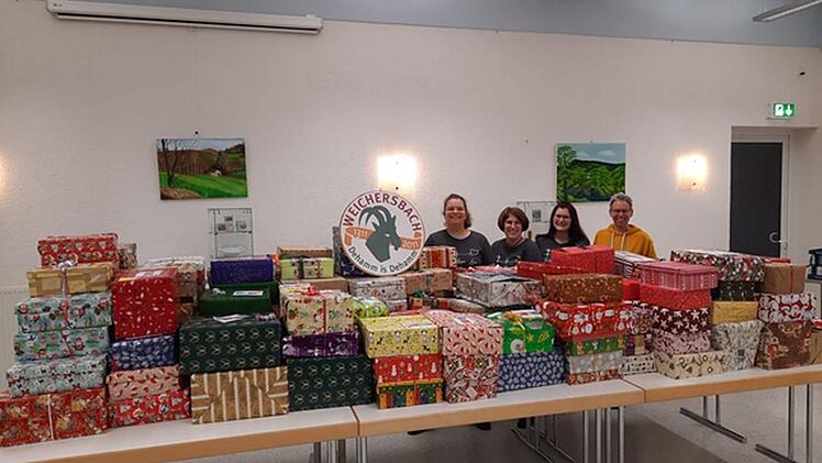 190  Weihnachtspäckchen und jede Menge Decken sind bei der Weihnachtspäckchen- und Deckensammel-Aktion zusammengekommen. Foto: Luisa Friedrich