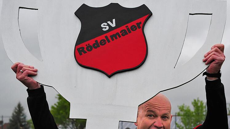 Mindestens genauso groß wie nach der gewonnenen Kreisliga-Meisterschaft 2015 dürfte bei Werner Feder, dem Trainer des SV Rödelmaier, die Freude über das Pokal-Los TSV 1860 München sein.  Foto: Anand Anders