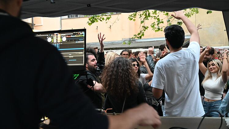 Bamberg: Erste Rathaus-Party in Bamberg kommt gut an - 500 Feiernde im Innenhof