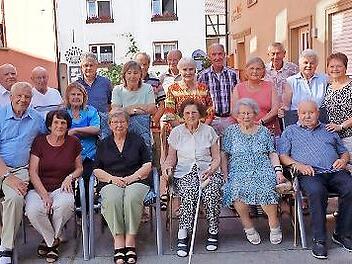 Die Teilnehmer mit (rechts) Brigitte Tokarski und Traudl Kukuk, hintere Reihe (5. von rechts) Roland Jäger und die Ortsbetreuer Brunhilde und Wilhelm Rubick (links sitzend).