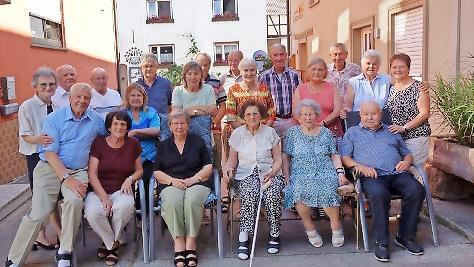 Die Teilnehmer mit (rechts) Brigitte Tokarski und Traudl Kukuk, hintere Reihe (5. von rechts) Roland Jäger und die Ortsbetreuer Brunhilde und Wilhelm Rubick (links sitzend).