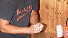 Christian Voigt hat das Kraut gut durchgemischt und stellt fest: "Jetzt ist aber gut".