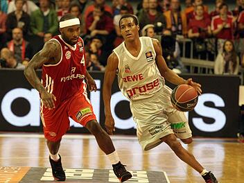 Alex Renfroe (mit Ball) stellte in München den in Spiel 1 überragenden Tyrese Rice in den Schatten. Foto: sportpress