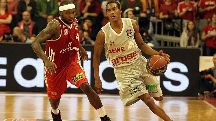 Alex Renfroe (mit Ball) stellte in München den in Spiel 1 überragenden Tyrese Rice in den Schatten. Foto: sportpress