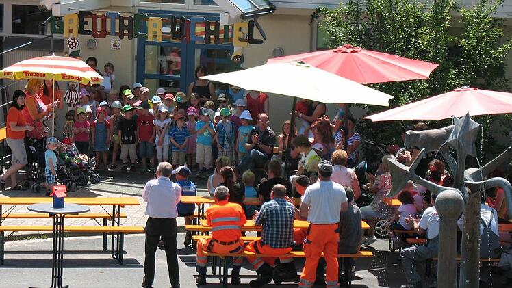 Die Kinder bereicherten die Feierstunde mit zwei Liedern.