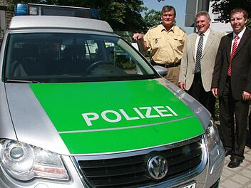 Das Programm "Könner durch Er-Fahrung" bietet Führerscheinneulingen wieder Kurse an, um den Umgang mit dem Auto besser zu erlernen, auch in Grenzsituationen. Uli Förtsch (rechts) von der Sparkasse Kulmbach-Kronach, Roland Pyka (Mitte) von der Kreisverkehrswacht und Georg Papstmann von der Polizeiinspektion Kronach befürworten das Sicherheitstraining. Foto: Sonja Adam