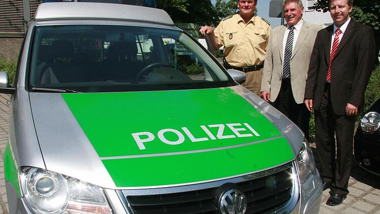 Das Programm "Könner durch Er-Fahrung" bietet Führerscheinneulingen wieder Kurse an, um den Umgang mit dem Auto besser zu erlernen, auch in Grenzsituationen. Uli Förtsch (rechts) von der Sparkasse Kulmbach-Kronach, Roland Pyka (Mitte) von der Kreisverkehrswacht und Georg Papstmann von der Polizeiinspektion Kronach befürworten das Sicherheitstraining. Foto: Sonja Adam