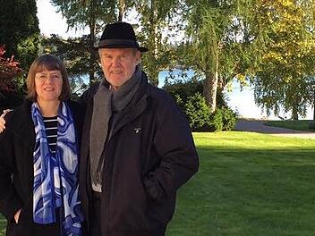Dorothee Janetzke-Wenzel und Heinz-Dieter Wenzel leben in der deutschen Residenz in Helsinki direkt an der Ostsee - im Winter kommen manchmal Elche über das zugefrorene Wasser in den Garten der Botschaft. Foto: privat