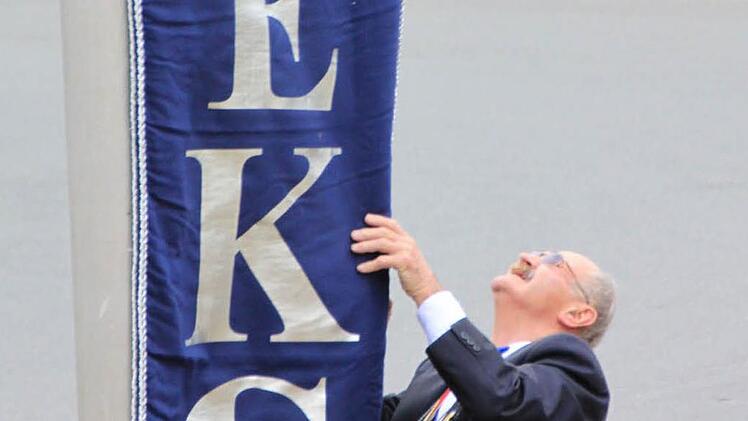 Erich Wendler hisst die Fahne Foto: Matthias Einwag