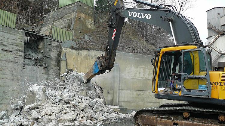 Nach stundenlanger Arbeit gehört auch der überflüssige Pfeiler der Vergangenheit an. Foto: Klaus-Peter Wulf