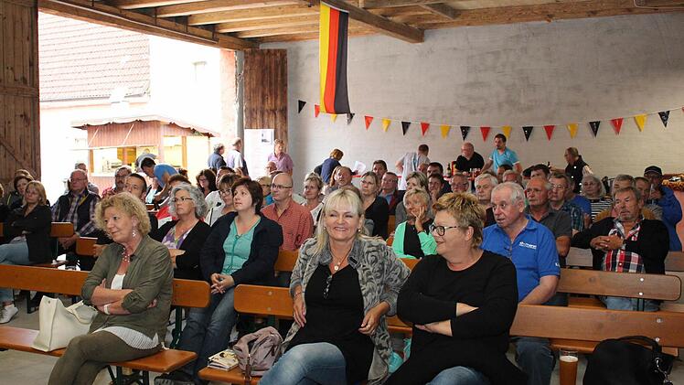 Gut besucht war die Mitgliederversammlung in der halbfertigen Kulturscheune des Vereins. Foto: Evi Seeger