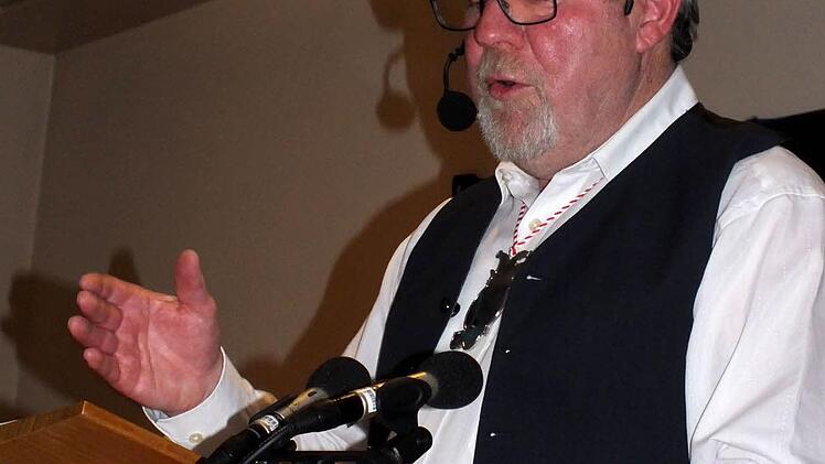 Seniorenleiter Gerhard Zösch führte auf gekonnt witzige Art durch den Sander Seniorenfasching. Foto: Alfons Beuerlein