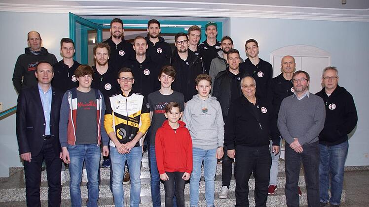Sportlich gut aufgestellt ist Eltmann, das zeigte die Sportlerehrung. Unser Bild zeigt die erfolgreichen Volleyballer, Ausdauersportler, Rad- und Kart-Slalom-Fahrer.Sabine Weinbeer
