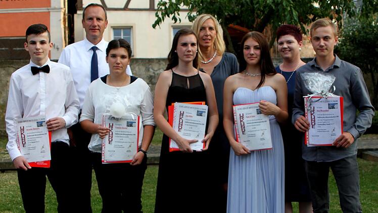 Beim qualifizierenden Mittelschulabschluss erreichten sie die besten Ergebnisse; von links im Bild Alexander Mantzaris, Franziska Hümmer, Anna Müller, Paola di Salvo und Vitus Wissendheit; hintere Reihe, von links: Bürgermeister Michael Ziegler, Konrektorin Cornelia Heid und Elternbeiratsvorsitzende Verena SchirlingGünther Geiling