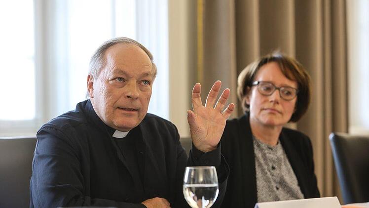 Generalvikar Georg Kestel und die Missbrauchsbeauftragte Eva Hastenteufel-Knörr. Barbara Herbst