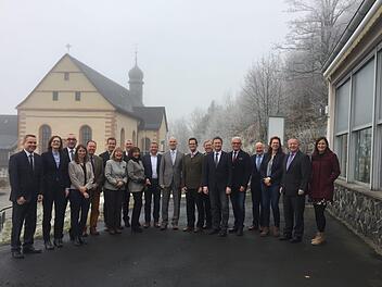 Der Beirat der Heilb&auml;der in der B&auml;derland Bayerische Rh&ouml;n GmbH & Co. KG traf sich  auf dem Kreuzberg: (von links) Dr. Matthias Wagner,        Sylvie Thormann,        Andreas Sandwall,        Kathrin Betzen,         Gerhard Schneider,        Thomas Beck,        Karin Bauer,        J&uuml;rgen Pfister,        Bettina Lange,        Titus Tesar,        Kay Blankenburg,       Peter Suckf&uuml;ll,        Werner Angerm&uuml;ller,       Thomas Helbling,       Bruno Altrichter,       Susanne Kaiser,        Thomas Bo...