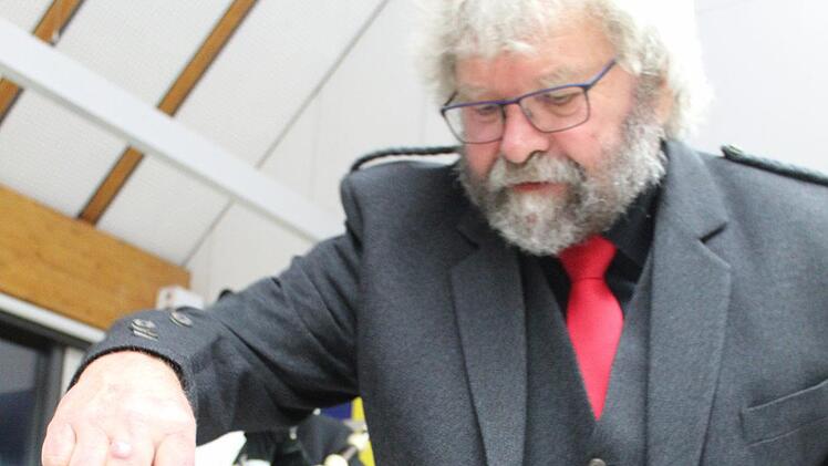 Roland Dier hat das Messer angesetzt, gleich wird sich der Haggis über den Teller ergießen. Auch das Teil eines liebgewordenen Zeremoniells.