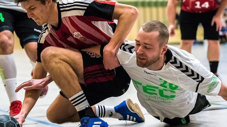 Max Neumann (li., SVB) hält Christoph Mach vom Ball weg.