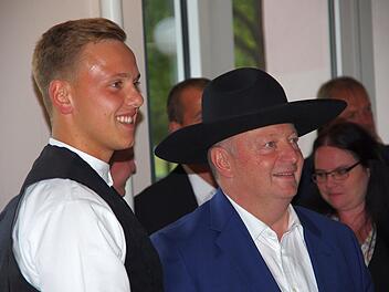Der  heimliche Berufswunsch von Landrat Thomas Bold wäre der Zimmermann und spontan hat Linus Pusch ihm mit seinem  Zimmermannshut in die Zunft integriert.