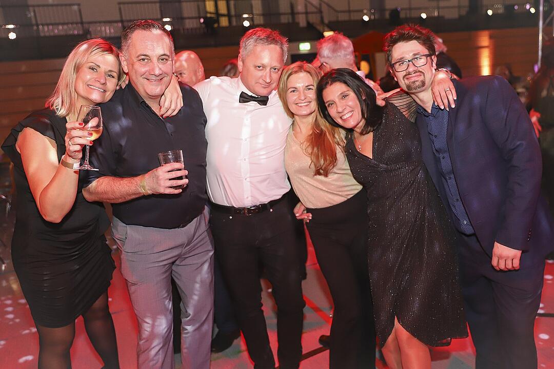 Es wurde in das Jahr 2025 gefeiert.