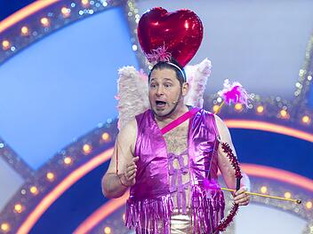 Witzmaschine Markus Zipperle in einer "herzigen" Rolle bei "Schwaben wei&szlig;blau" 2025.