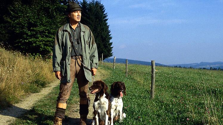 Nach dem Tod seiner ersten Frau zieht F&ouml;rster Martin Rombach (Christian Wolff) von Augsburg in den fiktiven Ort K&uuml;blach im Bayrischen Wald.
