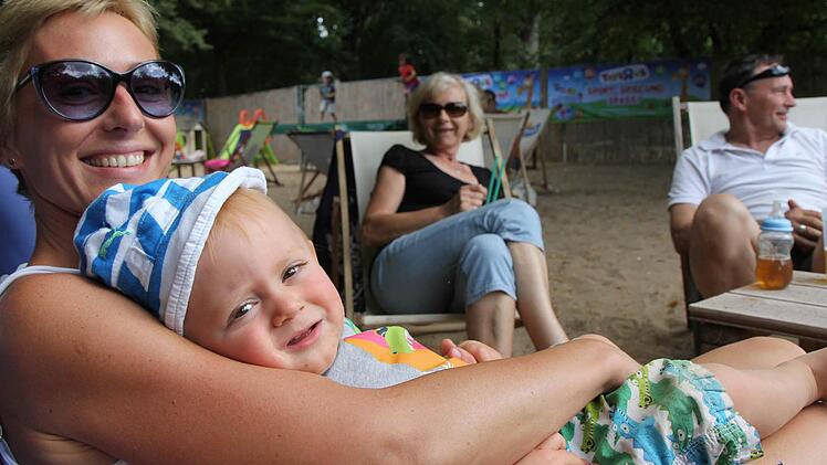 Bedrohtes Paradies?  Magadalena Müller genießt mit Sohn Max und   Eltern die freie Zeit im Citybeach. Auf  die Einrichtung am Kunigundendamm möchte sie nicht mehr verzichten.   Alle Fotos: Michael Gründel