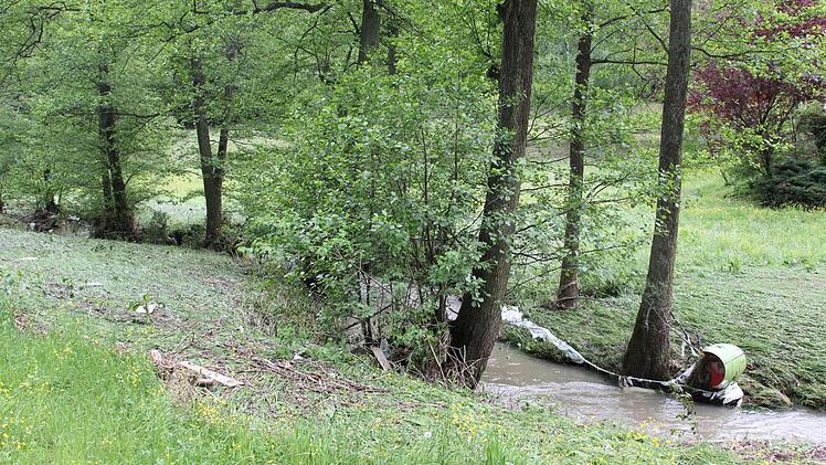 Das Wasser des Ebelsbachs war über die Ufer getreten, der Überschwemmungsbereich ist auch zwei Tage nach dem Unglück noch gut zu erkennen.