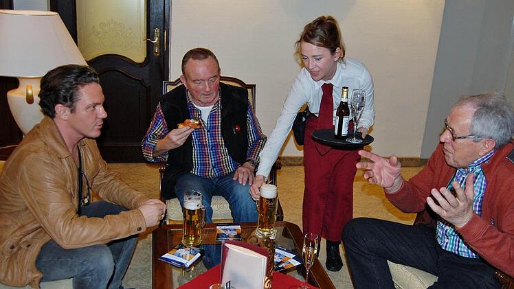 Wie alte Bekannte: Die Gewinner Otmar Halpfer (70, rechts) und Sigurd Weber im Gespräch mit ihrem Star Stefan Mross (links).