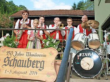 Zweimal drei Generationen in einem Musikverein (von links): Antje und Laura Steiner, Kerstin Lösch, deren Vater Hans Becker, ihr Sohn Marvin Kröller und Torsten Steiner. Foto: Corinna Igler