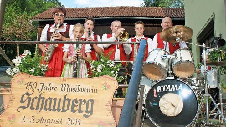 Zweimal drei Generationen in einem Musikverein (von links): Antje und Laura Steiner, Kerstin Lösch, deren Vater Hans Becker, ihr Sohn Marvin Kröller und Torsten Steiner. Foto: Corinna Igler
