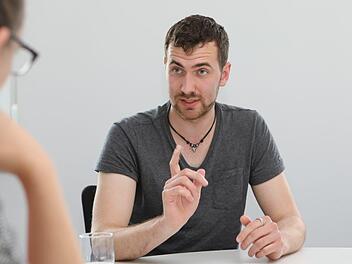 Der Vorsitzende der Forchheimer Jungen Liberalen, Tobias Lukoschek, im Gespräch über den Landeskongress in Forchheim.  Foto: Barbara Herbst