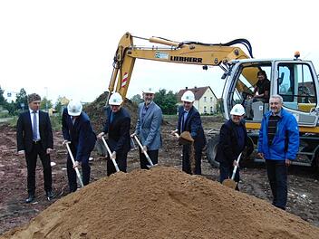 Beim Spatenstich in Neunkirchen Foto: Petra Malbrich