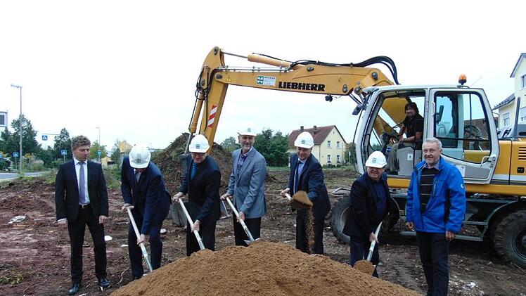 Beim Spatenstich in Neunkirchen Foto: Petra Malbrich